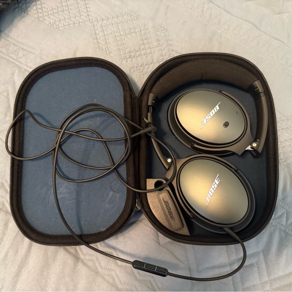 Bose Silver Noise-Cancelling Headphones with Black Case - Picture 8 of 9